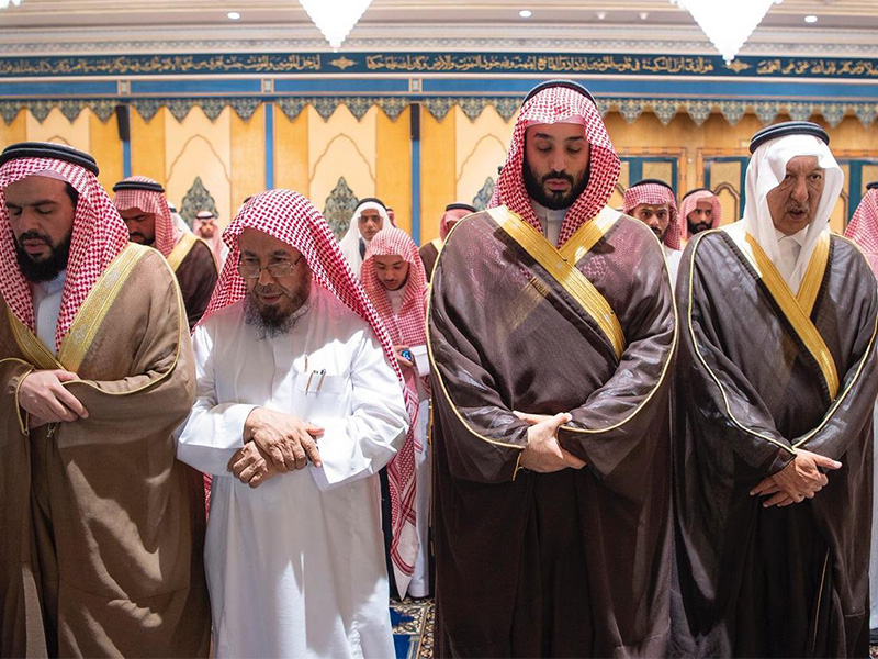 بالفيديو.. أمير الرياض يبكي والده الأمير بندر بن عبدالعزيز وولي العهد يقف متأثرًا